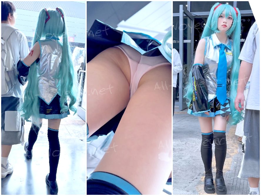 短いスカートをはいた若い女性が、脚の間にカメラとCDプレーヤーを挟み、前かがみになって、ピンクの縫い目のないパンティーを露わにしている。