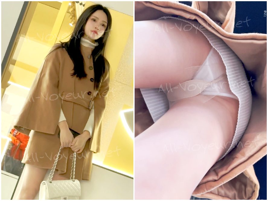 短いスカートとケープを羽織った若い女性が親友と買い物に出かけます。彼女は光沢のある肌色のストッキングと白い使い捨ての下着を身につけています。