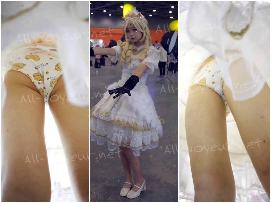 金髪のコスプレイヤーが買い物中…彼女のかわいい漫画をテーマにした下着は、前面と背面に 13 個の縫い目が見えます。