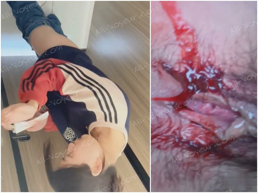 女厕高清抄底偷拍❤️颜值学妹的嫩逼上面都是姨妈血仔细观察她逼里面的结构妹子还闻闻自己的脏手