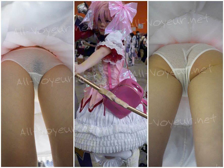 照橋心美は、何かを拾うためにかがんだり、下着をカメラのレンズに押し付けて半分しゃがんだりする、かわいい女の子のコスプレをしています。