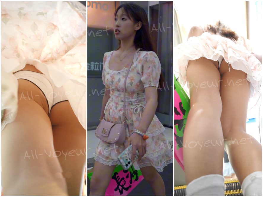 愛らしい雰囲気の若い女性がスカートを試着していると……まさか下からストライプのパンツが丸見えになっているとは露知らず、完全に無防備な姿をさらしてしまう。