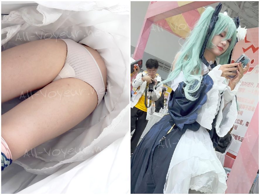 スマホに夢中な学生コスプレイヤー：後ろ姿は完璧にガードしつつ、前は無防備に――ほんのり透けるモノトーン・ランジェリー姿 [出典元のオリジナル版]