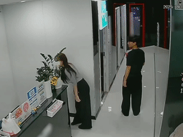 若いカップルはセルフサービスのミニカラオケルームで歌を歌い、セックスをしました❤️ 情熱的で楽しく、チキンを食べ、ペニスを飲み込み、後ろから必死に自慰行為をしました!