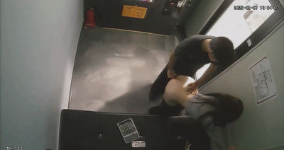 若いカップルはセルフサービスのミニカラオケルームで歌を歌い、セックスをしました❤️ 情熱的で楽しく、チキンを食べ、ペニスを飲み込み、後ろから必死に自慰行為をしました!