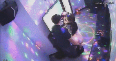 若いカップルはセルフサービスのミニカラオケルームで歌を歌い、セックスをしました❤️ 情熱的で楽しく、チキンを食べ、ペニスを飲み込み、後ろから必死に自慰行為をしました!