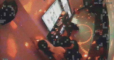 若いカップルはセルフサービスのミニカラオケルームで歌を歌い、セックスをしました❤️ 情熱的で楽しく、チキンを食べ、ペニスを飲み込み、後ろから必死に自慰行為をしました!