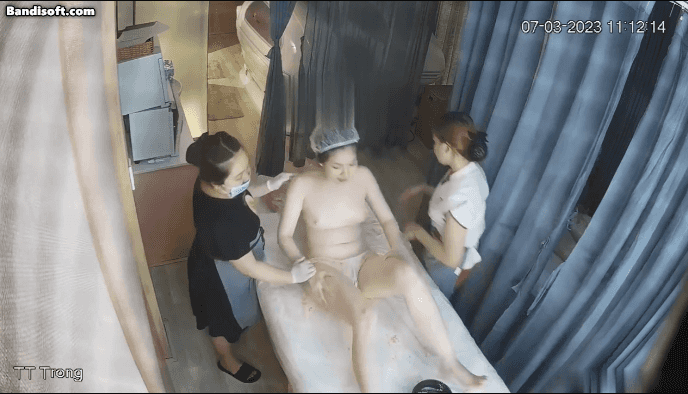 ハッカーが美容サロンの監視カメラに侵入し、映像を盗撮 ❤️ 全身オイルマッサージを受ける複数の若い女性たちを収録――見事なバストを持つ絶世の美女たちに加え、隣のベッドでうつ伏せになっている男性の姿も――なんと痛烈な損失！