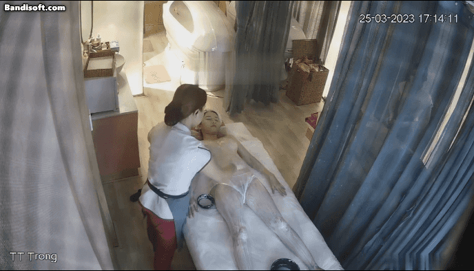 ハッカーが美容サロンの監視カメラに侵入し、映像を盗撮 ❤️ 全身オイルマッサージを受ける複数の若い女性たちを収録――見事なバストを持つ絶世の美女たちに加え、隣のベッドでうつ伏せになっている男性の姿も――なんと痛烈な損失！