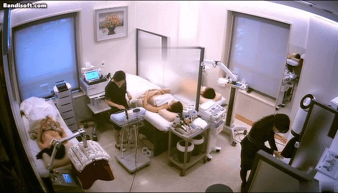 ハッカーが美容サロンの監視カメラに侵入し、映像を盗撮 ❤️ 全身オイルマッサージを受ける複数の若い女性たちを収録――見事なバストを持つ絶世の美女たちに加え、隣のベッドでうつ伏せになっている男性の姿も――なんと痛烈な損失！