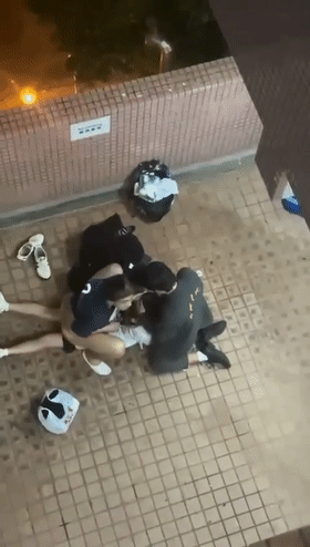 ❤️興味津々❤️ 香港の住宅団地から来た男子生徒2人と女子生徒1人が、屋外で3Pアクティビティを楽しんでいます！