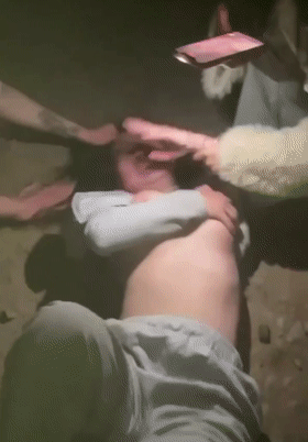 広東省湛江市雷州で、「サイコパスな女の子」が関わる衝撃的な乱闘が勃発しました。❤️ 愛人だと主張する女性が残酷に服を剥ぎ取られ、この現場は激しい議論を巻き起こしています！