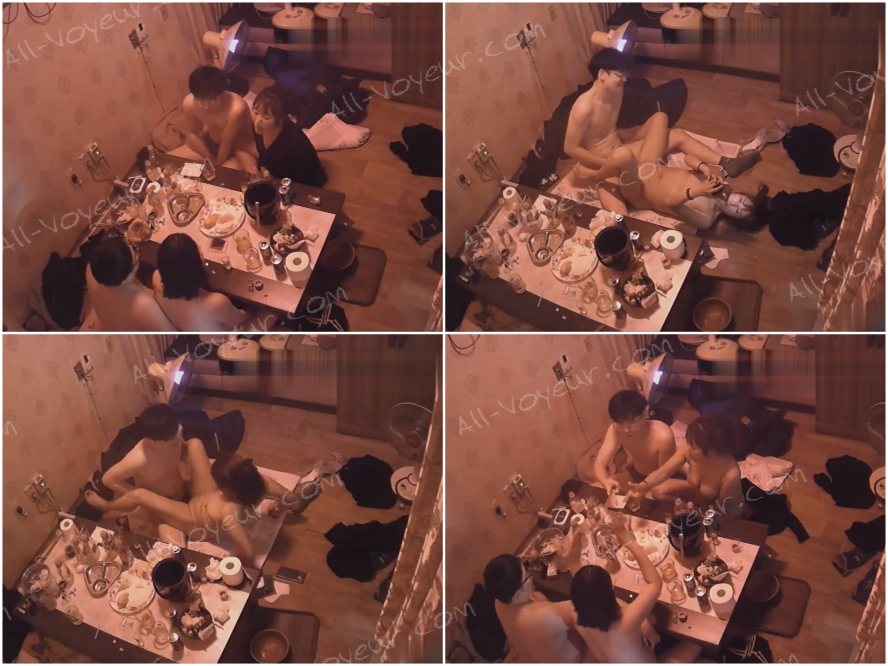 プライベートレストランの隠しカメラ映像 ❤️ パート2：オーナーが親友を招待し、客と一緒に裸で食事をする – 特別なサービス