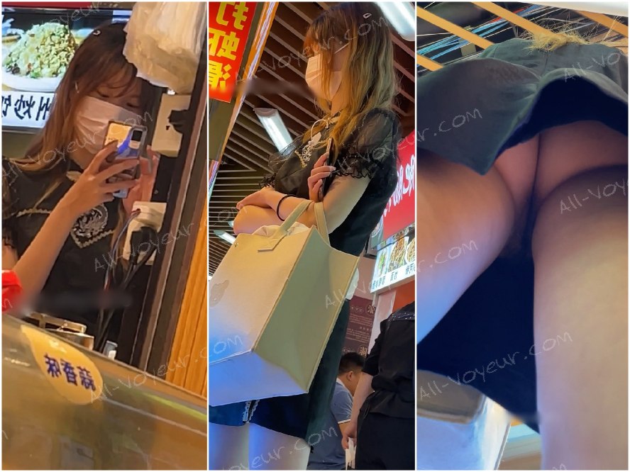美食街跟踪抄底黑裙小姐姐❤️卧槽！竟然没穿内裤多毛肥鲍鱼尽情展示