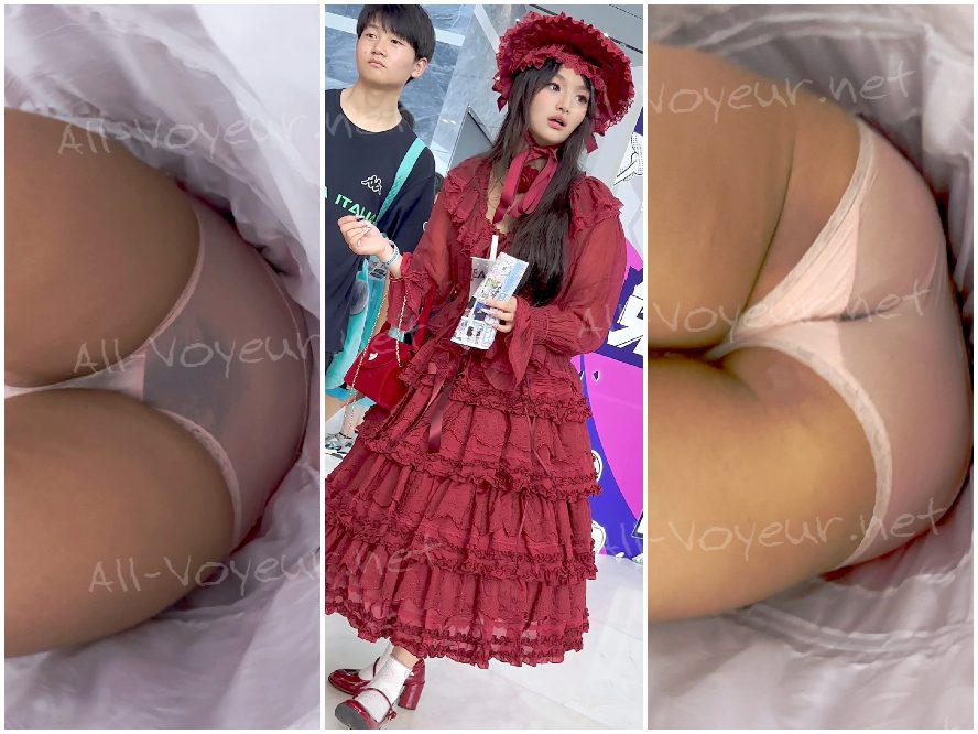 【KFC】ロリータ制服少女がしゃがみ込み、白いパンティをチラ見せ —— 白いニーハイソックスを履いた彼女、足が疲れて靴を脱ぐ