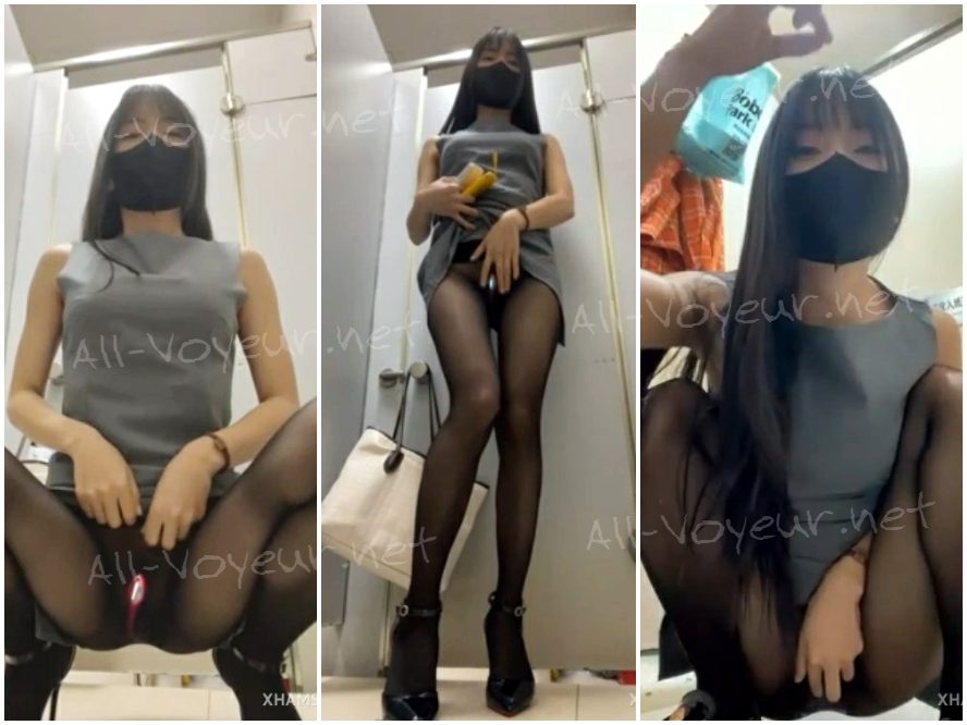 アウトドアのスリル！【xiaolin】男性用トイレ乳首クランプ水噴射、大胆にも路上で露出した黒い雄牛の振動卵