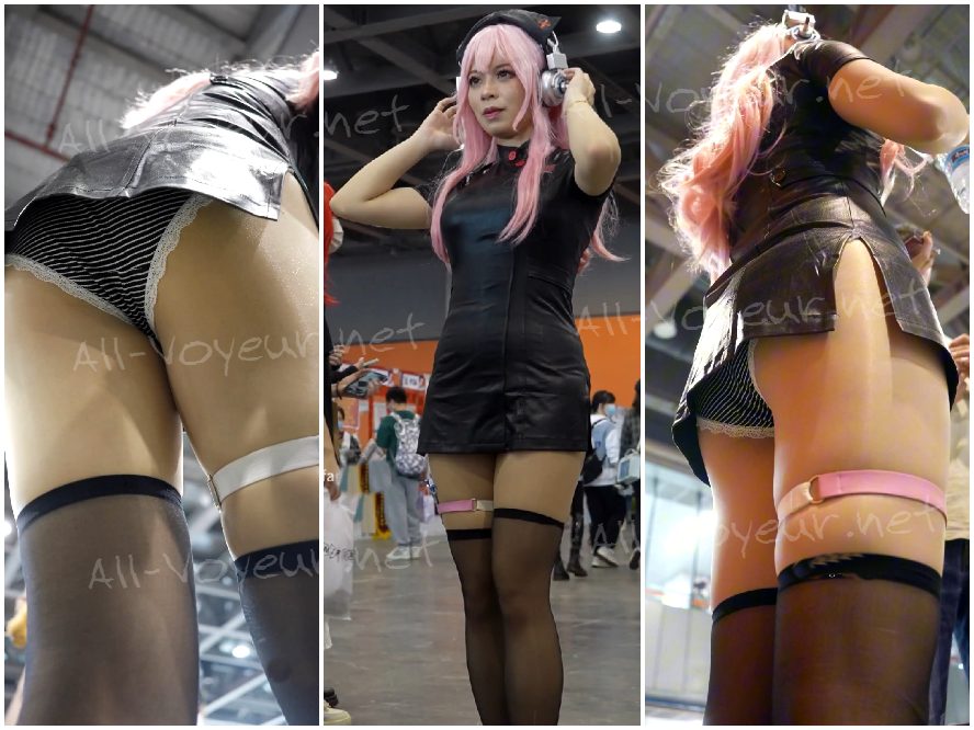 赤いスパゲッティストラップのドレスをまとった美しいコスプレイヤー――金髪で、形の良いヒップと、うっすらと透けて見えるレースのランジェリーが印象的だ――が、大勢のカメラマンたちに囲まれ、撮影されている。
