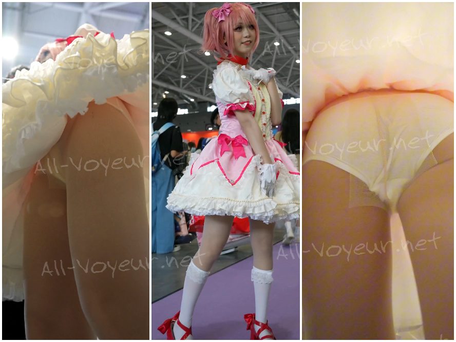 赤いスパゲッティストラップのドレスをまとった美しいコスプレイヤー――金髪で、形の良いヒップと、うっすらと透けて見えるレースのランジェリーが印象的だ――が、大勢のカメラマンたちに囲まれ、撮影されている。