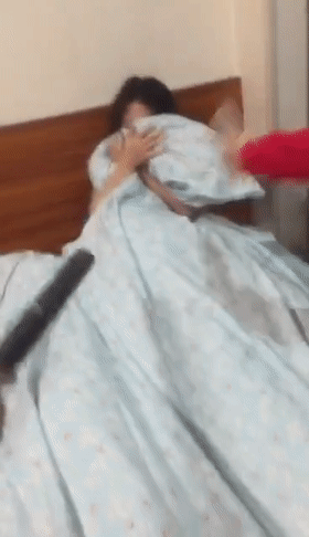 ある女性が夫の浮気現場を目撃した際、奇妙な事件が起こった。夫が彼女の体に入った後、彼女は数人の人々を部屋に引き入れ、愛人を容赦なく殴ったり蹴ったりして、彼女が大声で泣き叫ぶまで攻撃し続けた。