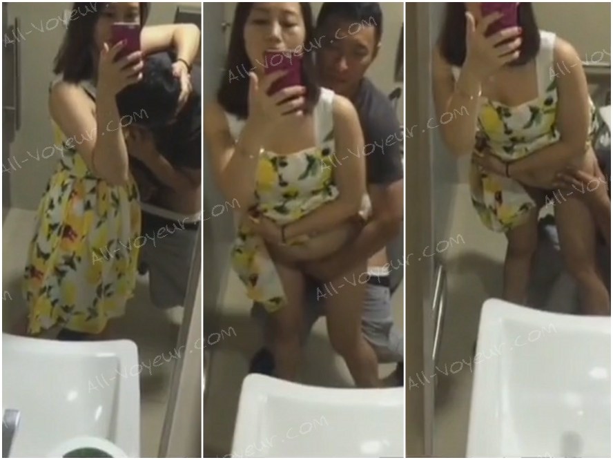 拡散動画：女子トイレの鏡の前でセックスするカップルを盗撮。興奮した女性は行為の最中にスマホで自撮りまでする（ウォーターマークなし版）