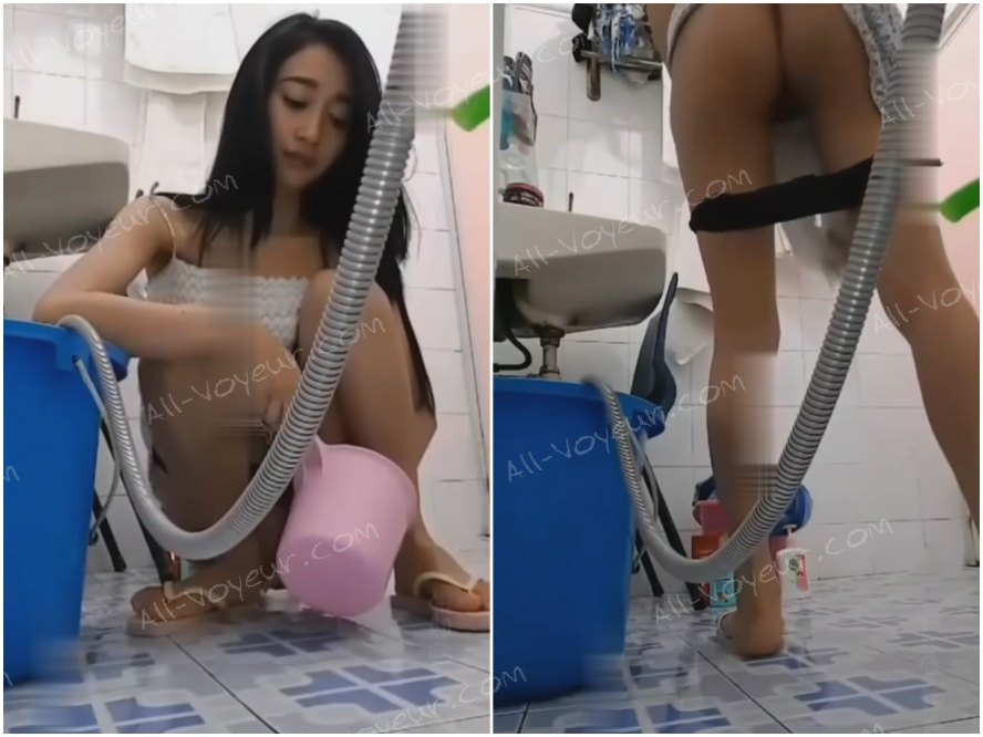 房东浴室偷拍❤️漂亮女租客上完厕所用勺子洗逼逼和屁股