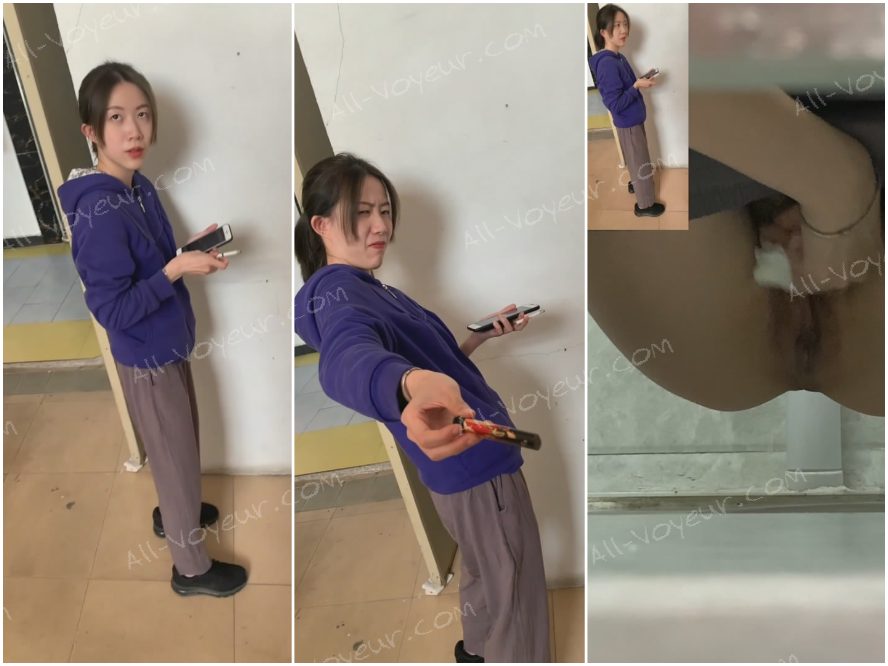 トイレでの盗撮常習者である「負け組」男が、喫煙所で女性に火を借りるふりをして巧みに会話を始め、その後トイレで彼女の放尿シーンをこっそりと撮影します。その美女のマンコは、実に瑞々しく柔らかそうな見た目をしています。