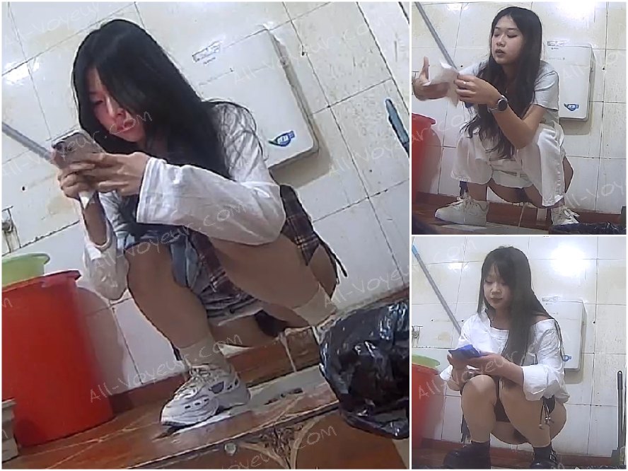 【オリジナルトイレショット】複数の女子学生が写った大学のトイレのパノラマ写真。親友同士の2組が一緒に用を足している様子も含まれています。