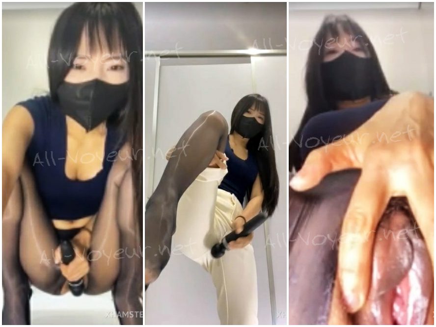 アウトドアのスリル！【xiaolin】男性用トイレ乳首クランプ水噴射、大胆にも路上で露出した黒い雄牛の振動卵