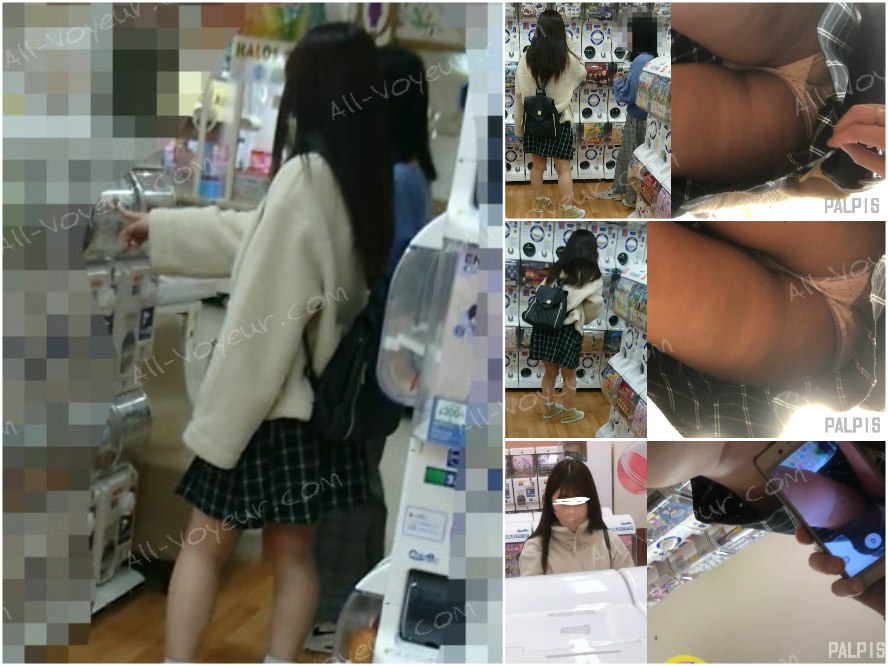 ガチャをしている女の子達をパシャリ