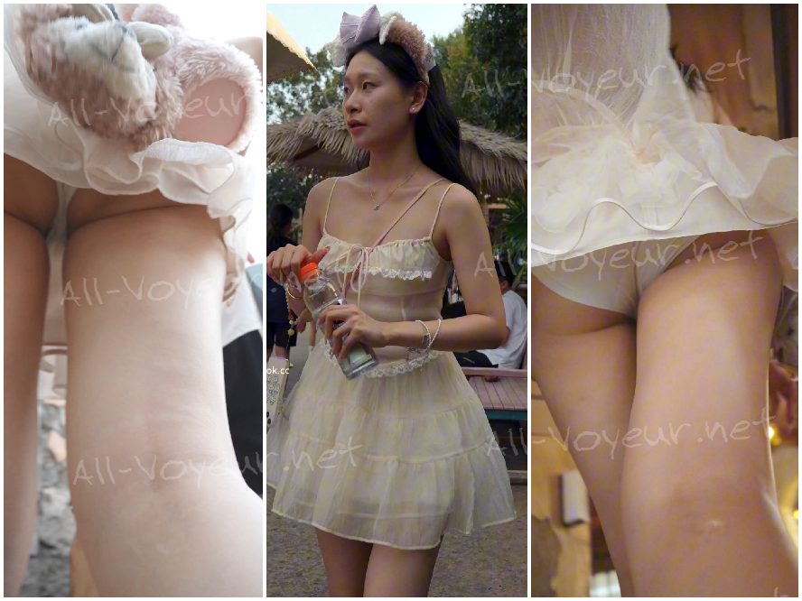 スパゲッティストラップのレースドレスを着た若い女性が買い物をしている…彼女の縫い目のない下着は臀部に食い込んでおり、陰毛が見えている。