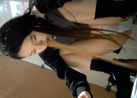 バーの女子トイレで撮影された、高画質かつ至近距離からの隠し撮り映像が新たに流出しました。ハイヒールを履いた美しい足元が魅力的な美女が、ひどく酔っ払った様子で床の排水溝に足を突っ込み、靴を飛ばしてしまっています。見ているだけで痛々しい光景です。