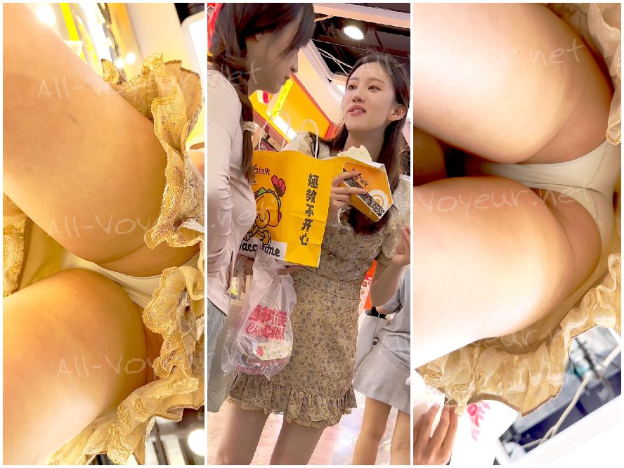 [KFC] 若い女性がスナックを食べながら体をかがめてお尻を突き出しています。彼女は素晴らしいスタイルで、短いスカート、白いタイトな下着、CD を身につけています。
