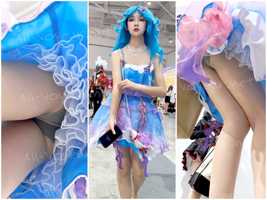 可愛くて愛らしい女子高生が展覧会を訪れる - ミニスカート、黒のロングストッキング、白い下着、CDの表裏
