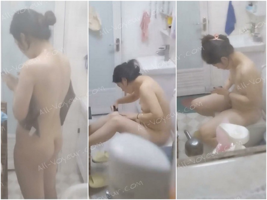 偷窥隔壁邻居妹子洗澡❤️经常忘拉窗帘喜欢坐在马桶刮毛看手机自慰差点被她发现幸好躲得快