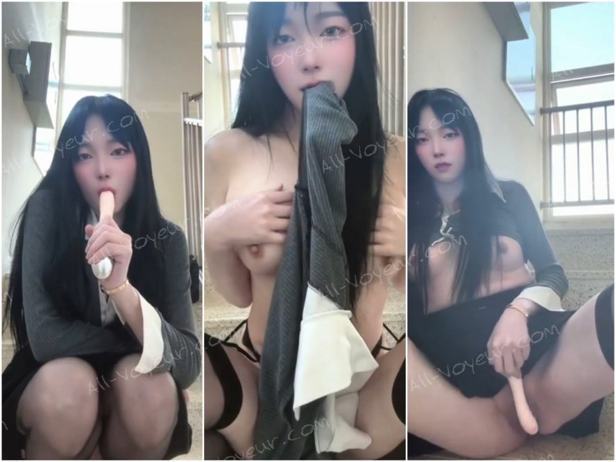 美形お姉さん、非常階段で全裸露出オナニー。