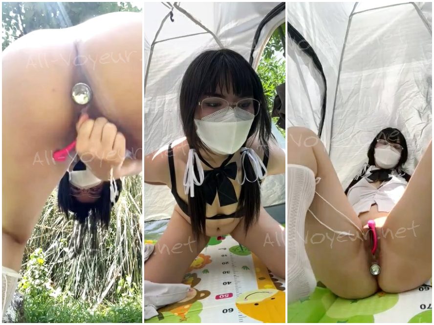 眼鏡をかけた女子大生！屋外露出～公衆トイレで便座を舐める～…