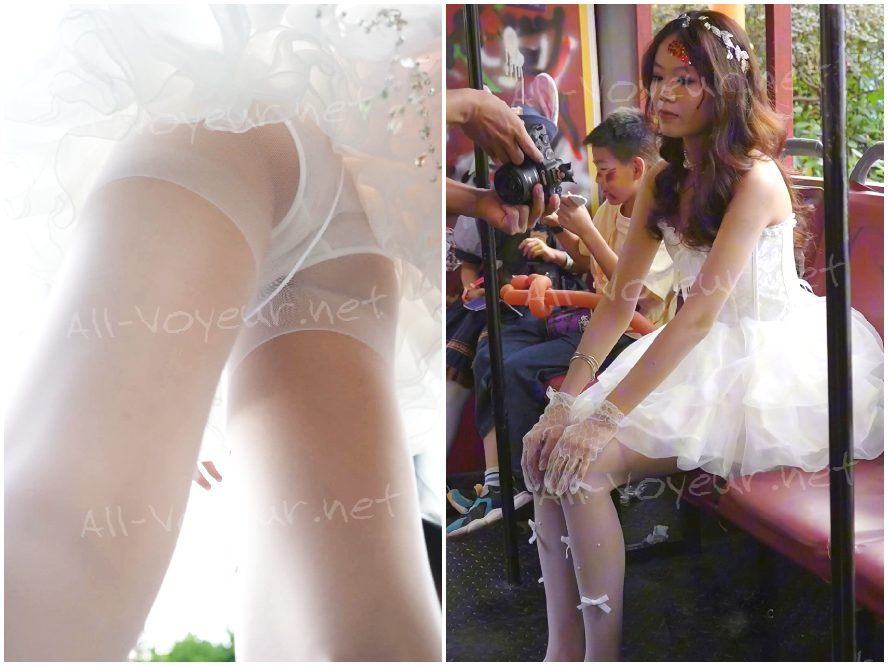 レースのスリップドレスを着た美しい女性が写真を撮っている…柄入りの白いストッキングに白い下着、そしてCDスタイルの前後が開いたキャミソールを合わせている。