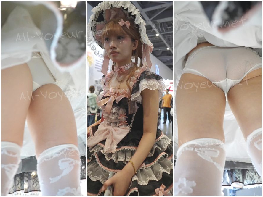 数人のロリータファッションの女の子たちが一緒に買い物をしていた…そのうちの一人は、お尻の割れ目が透けて見える白い下着を履いていた。
