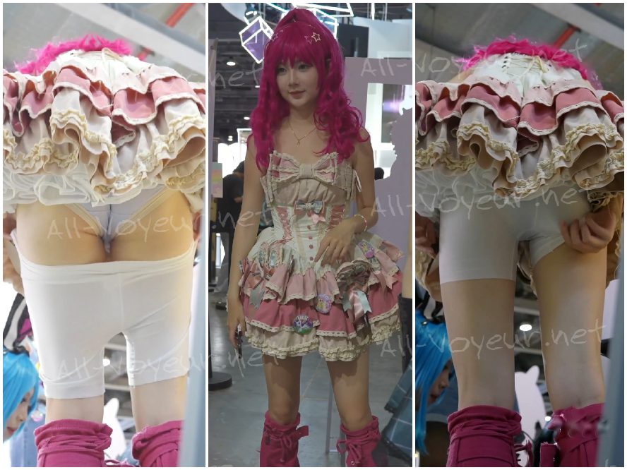 展示ブースでは、コスプレイヤーに扮したモデルたちが安全用のショートパンツを着用していた…その様子はすべてカメラで撮影された。