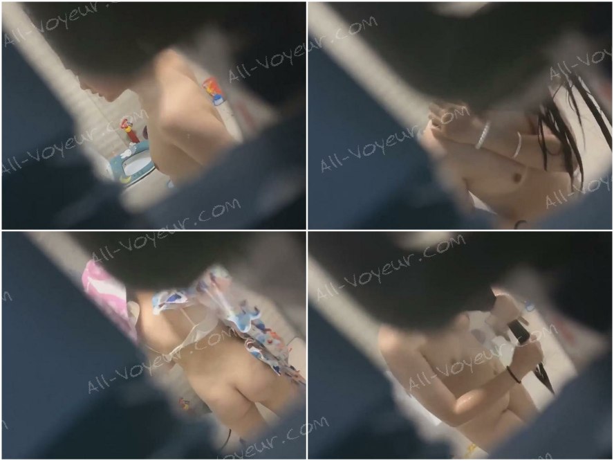 以前、ホワイトカラーの職業に就いている近所の女性がシャワーを浴びているところを覗き見しようとして、あやうく見つかりそうになって以来、長い間そんなことは控えていました。しかし昨夜、ワールドカップの試合を見た後で少し興奮していたこともあり、花柄のパジャマを着たあの女性がシャワーを浴びている姿を、つい覗き見してしまいました。