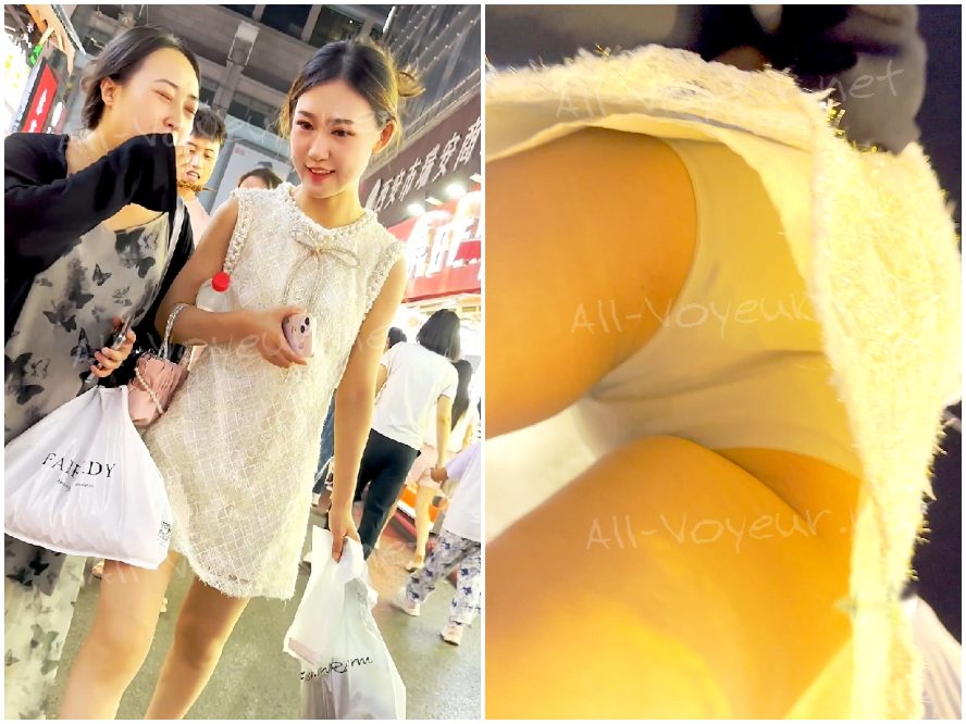 可愛らしい若い女性と彼女の親友が買い物に出かける。縫い目のない裏地が付いた白いロングドレスとCD。可愛らしい若い女性と彼女の親友が買い物に出かける。縫い目のない裏地が付いた白いロングドレスとCD。