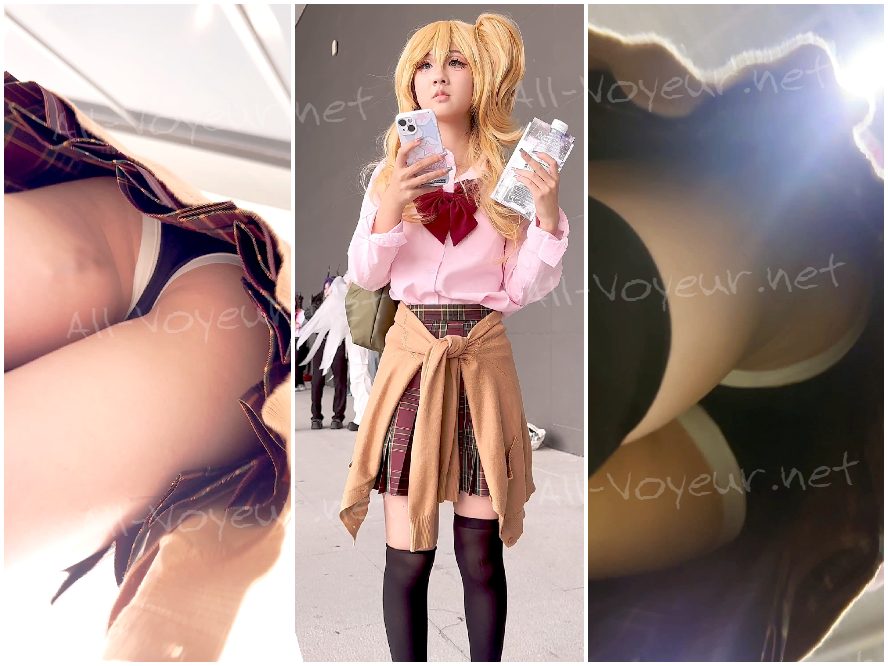 女子学生のコスプレイヤーが一人で展覧会を訪れた。彼女は信じられないほど可愛らしく、短いスカートからは白い下着がほとんど見えなかった。