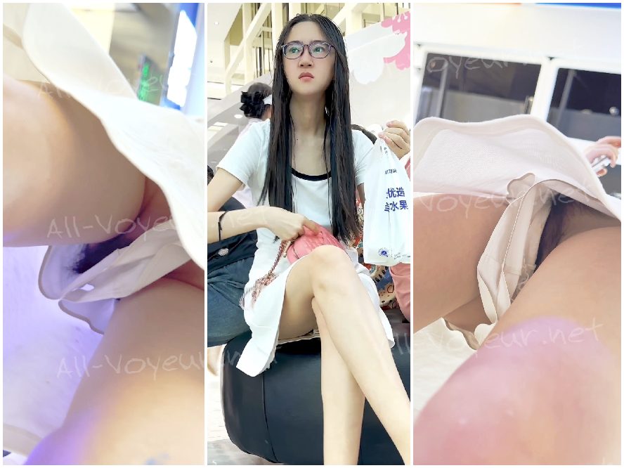 女子学生のコスプレイヤーが一人で展覧会を訪れた。彼女は信じられないほど可愛らしく、短いスカートからは白い下着がほとんど見えなかった。