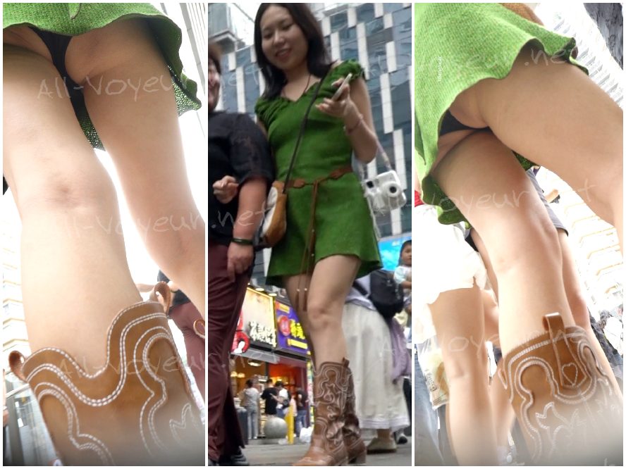 緑色のドレスを着た若い女性が家族と買い物をしている。セクシーな黒のタイトなトップスが、彼女のふくよかなヒップを際立たせている。
