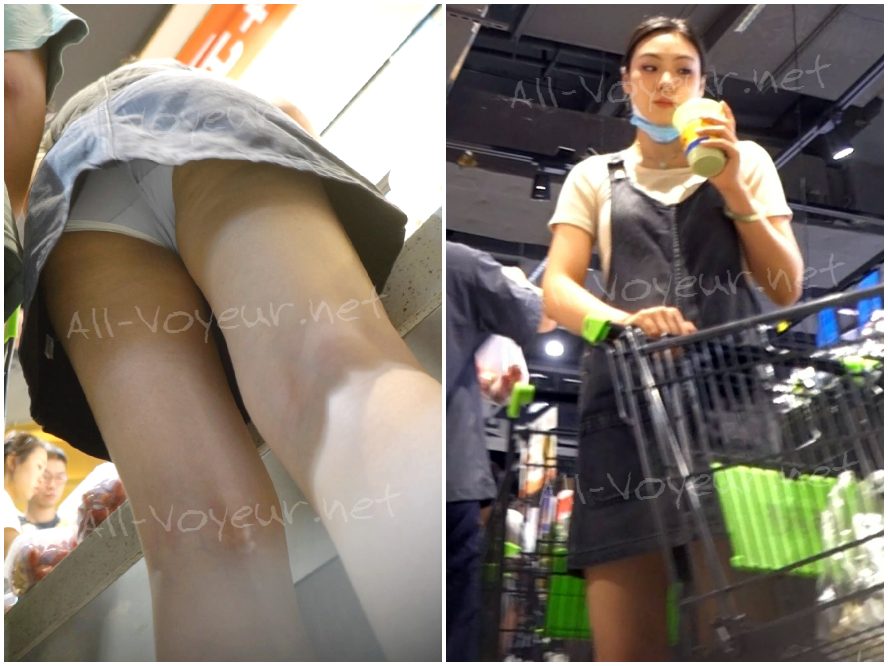 (原文：Kongcheng) 超ミニ丈の白いドレスを着た可愛い女の子がスーパーマーケットで買い物をしています。彼女の清潔な白いドレスには13インチの縫い目があります。