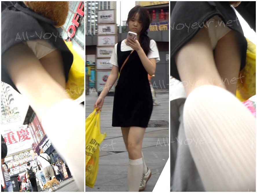 黒いドレスに白いストッキングを履いた可愛らしい若い女性。薄ピンク色のN字型のスカートが彼女のふっくらとしたお尻を覆っている。