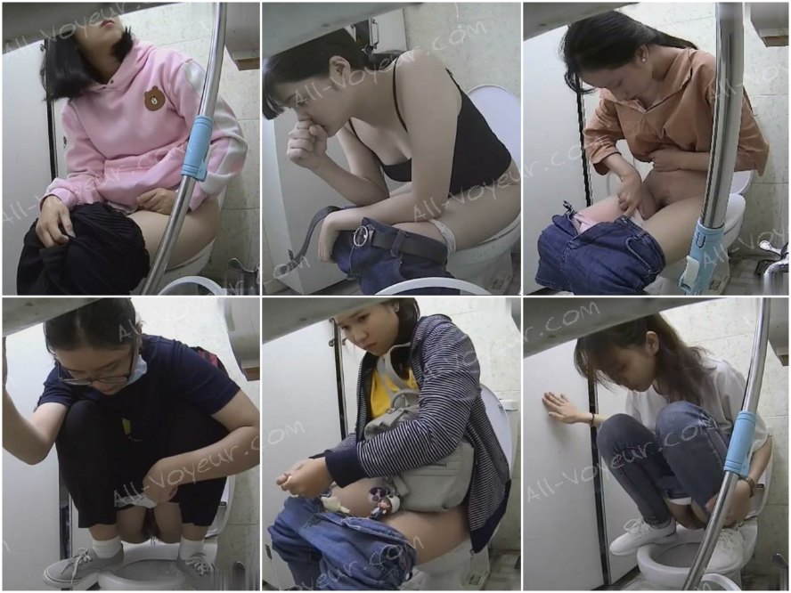 大学の女子トイレの洗面台の下に、女子学生の排尿の様子を盗撮するための隠しカメラが密かに設置されていました。ある学生は便座の衛生状態を懸念し、便器の縁にしゃがみ込んで血の塊を振り落としていました。