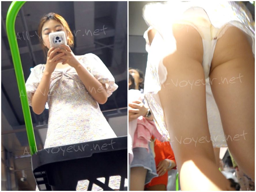 （原文：孔成）ドレスを着た若い女性がスーパーマーケットで買い物をしている。彼女の淡い黄色のドレスにはN字型の翼が付いており、形の良いお尻を覆っている。