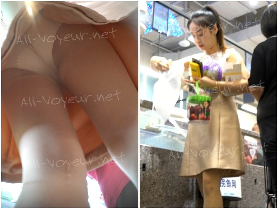 （孔城より原文） ピンクのスカートをはいた可愛くて美しい若い女性がスーパーで買い物をしており、お尻には薄いシルクと清潔感のあるオフホワイトのNが覆われている【ある部屋からの原文】