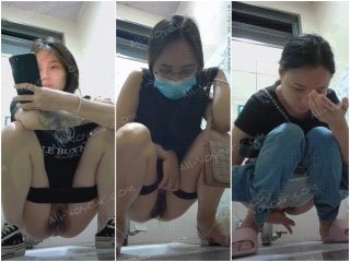 厕拍大神潜入美女如云高校女厕❤️全景偷拍美女尿尿牛仔裤靓妹尿完用手指擦尿高清无水印原版